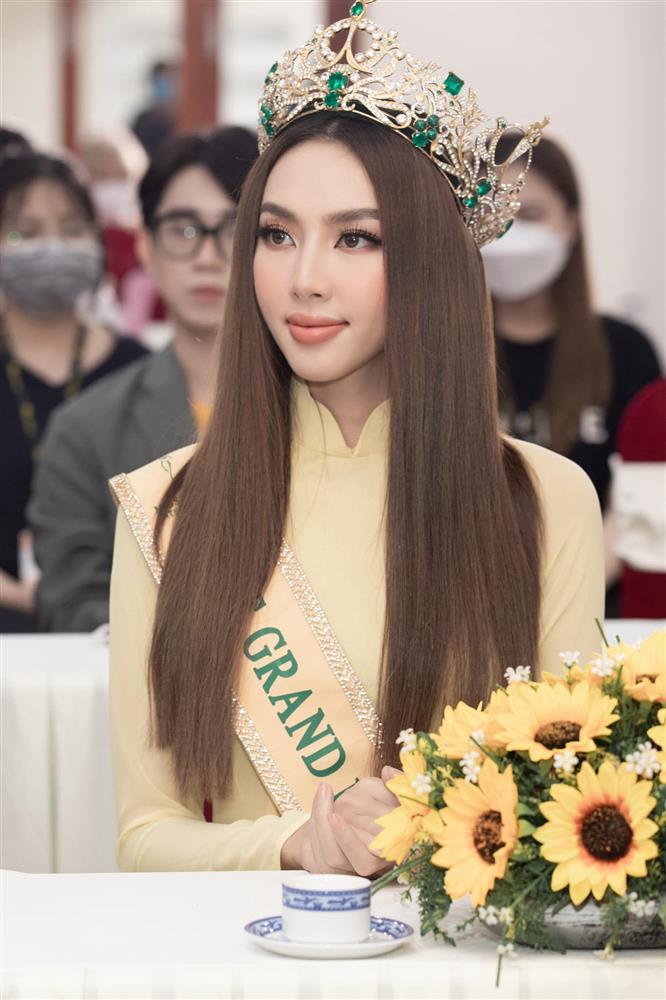 Hoa hậu Thùy Tiên mặc váy bó để lộ vòng 2 như mới đẻ-5