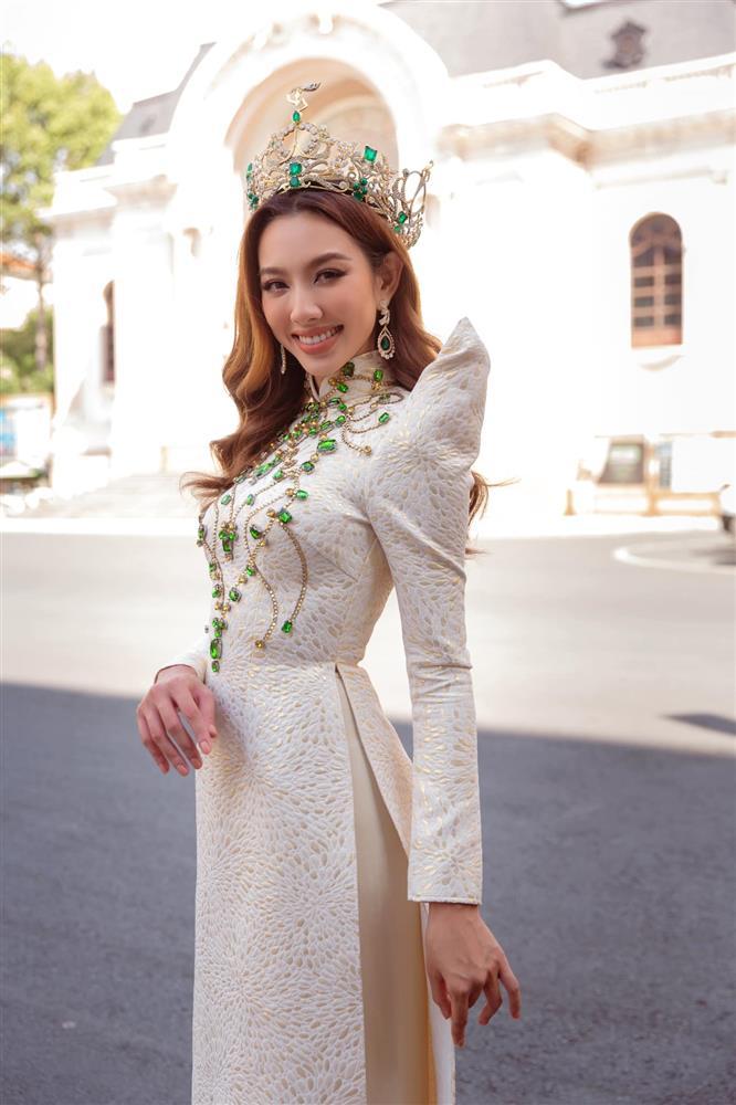Hoa hậu Thùy Tiên mặc váy bó để lộ vòng 2 như mới đẻ-9
