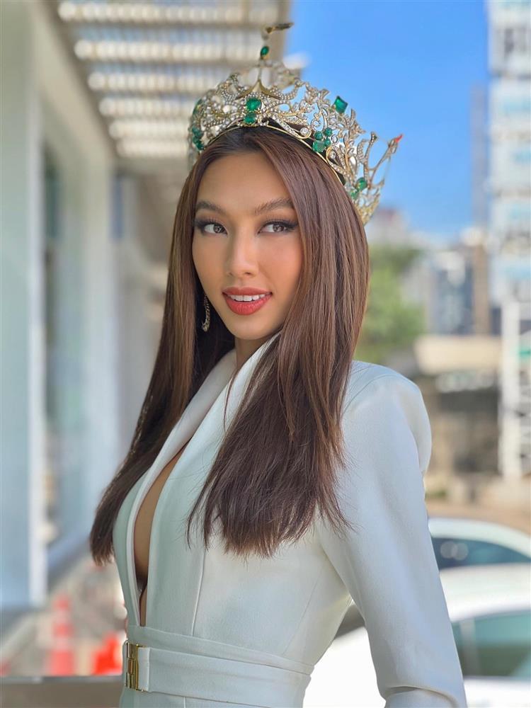 Hoa hậu Thùy Tiên mặc váy bó để lộ vòng 2 như mới đẻ-10