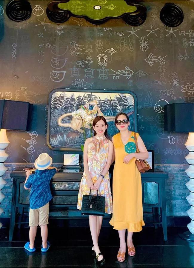 Mẹ U60 của Ly Kute chiếm spotlight với nhan sắc hack tuổi-6