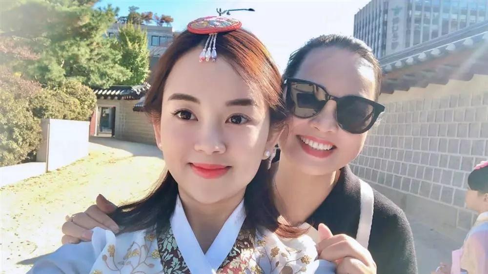 Mẹ U60 của Ly Kute chiếm spotlight với nhan sắc hack tuổi-8