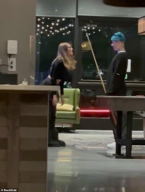 Justin Bieber và Hailey ra ngoài hẹn hò, ai nấy chú ý bàn tay hư-2