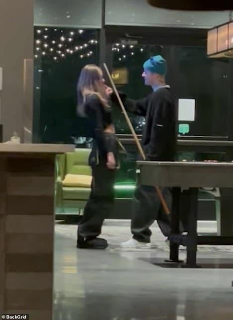 Justin Bieber và Hailey ra ngoài hẹn hò, ai nấy chú ý bàn tay hư-3