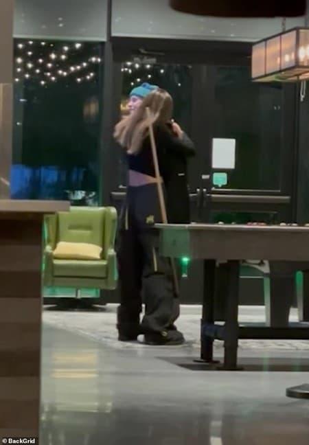 Justin Bieber và Hailey ra ngoài hẹn hò, ai nấy chú ý bàn tay hư-4