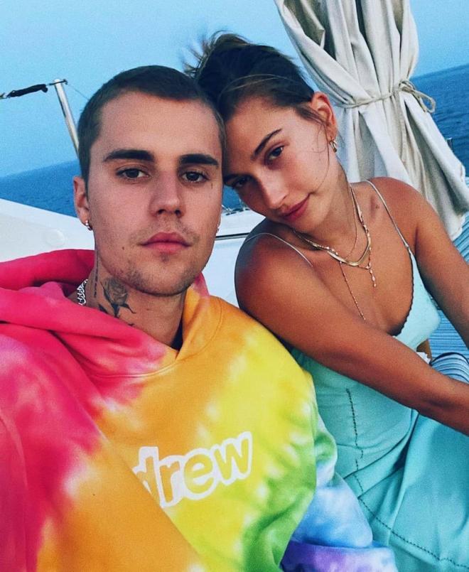 Justin Bieber và Hailey ra ngoài hẹn hò, ai nấy chú ý bàn tay hư-7