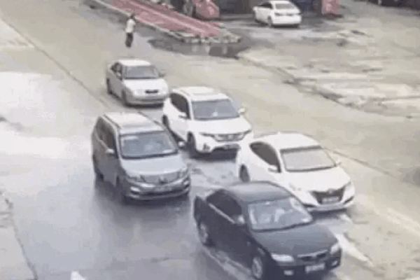 Clip: Xe container mất lái đè bẹp 3 ô tô chờ đèn đỏ