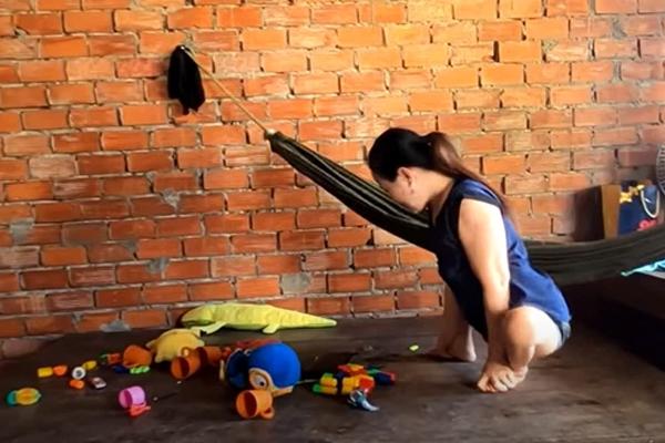 Xôn xao clip nhóm phụ nữ chỉ mặc áo ngực bị kéo lê tại công trường-2