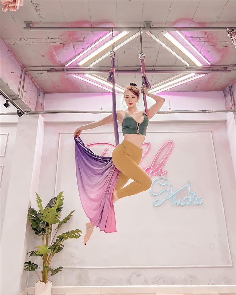 Quỳnh Nga lộ vòng 3 biến dạng sau Tết-2