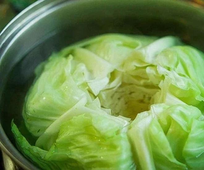 Mới đầu năm, người phụ nữ đã bị chỉ trích vì luộc bắp cải kiểu lạ đời-2