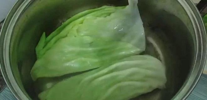 Mới đầu năm, người phụ nữ đã bị chỉ trích vì luộc bắp cải kiểu lạ đời-3