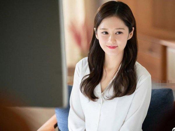 Jang Nara chia sẻ hình mẫu lý tưởng của cô không hề thay đổi trong suốt 18 năm qua. Cô cho biết bản thân thích một người tốt bụng, chín chắn và có mục tiêu rõ ràng trong cuộc sống