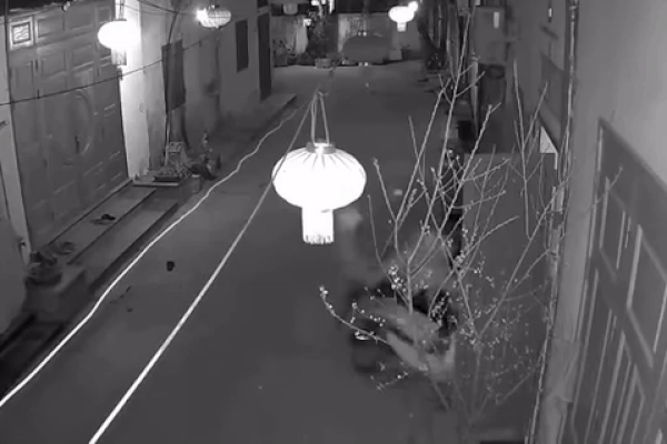 Clip: Cô gái bị giật túi, kéo lê cả đoạn dài ngay trước cửa nhà