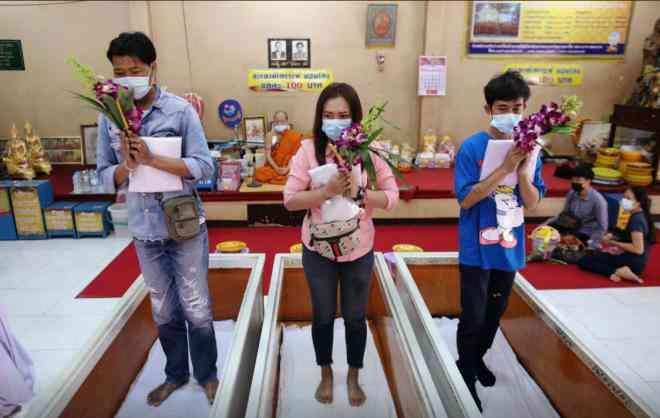 Tục nằm trong quan tài lấy may dịp năm mới của người Thái Lan-2