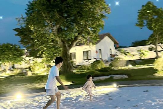 Trường Giang nô đùa con gái, lộ sương sương cơ ngơi bạc tỷ ngoại ô