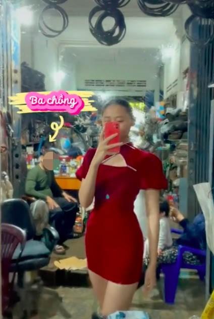 Nàng dâu xin lỗi khi mặc váy ngắn uốn éo trước mặt bố chồng-1