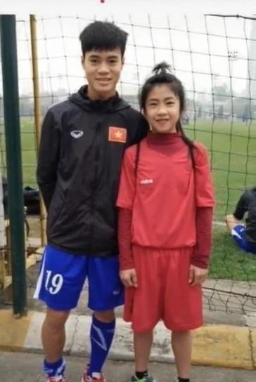 Hot girl tuyển bóng đá nữ Việt Nam lộ ảnh thời ngố tàu-1