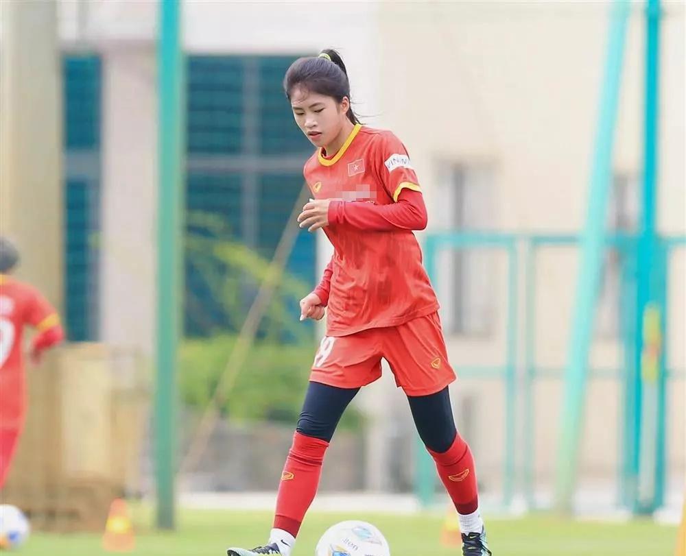 Hot girl tuyển bóng đá nữ Việt Nam lộ ảnh thời ngố tàu-3