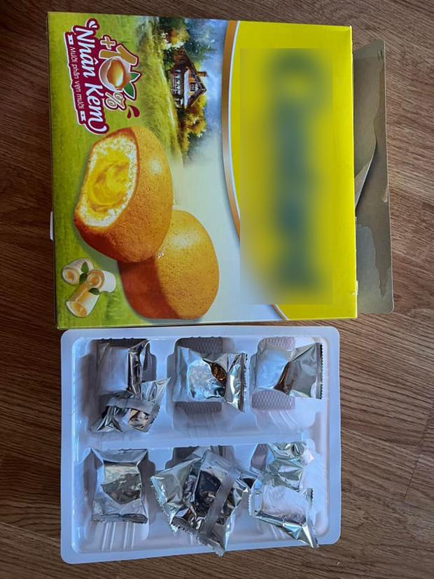 Khui hộp bánh thương hiệu nổi tiếng, tím mặt khi thấy ruột bên trong-1