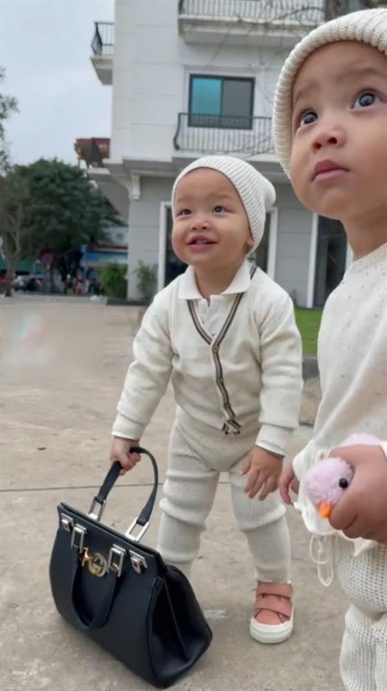 Lisa và Leon nhà Hà Hồ được cổ vũ phá túi 70 triệu của bà ngoại-1