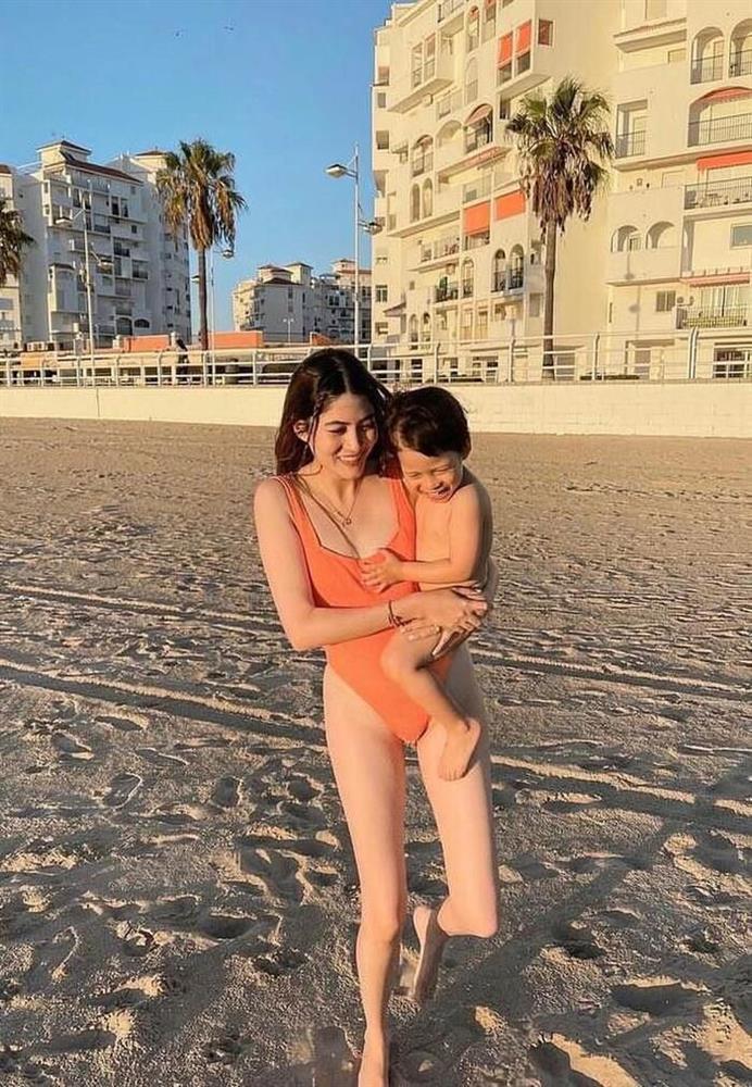 Dàn bóng hồng Thái Lan đốt mắt với những màn đọ bikini cực gắt-3