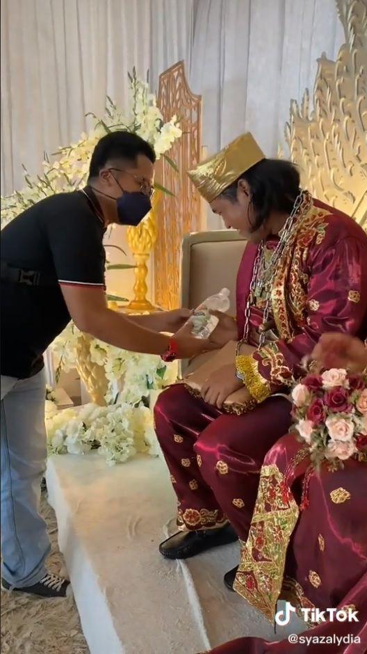 Chú rể cười ngoác miệng với quà cưới từ đám hảo bạn thân-3