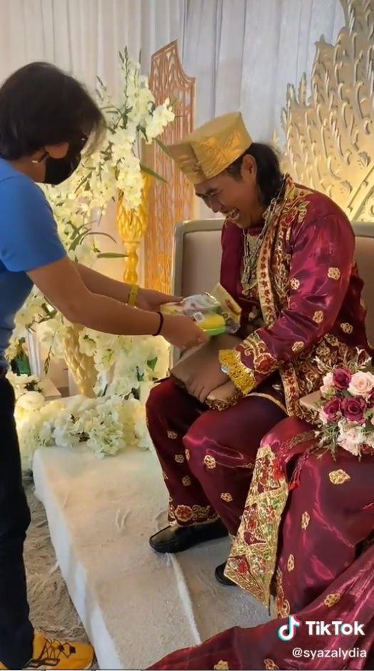 Chú rể cười ngoác miệng với quà cưới từ đám hảo bạn thân-4