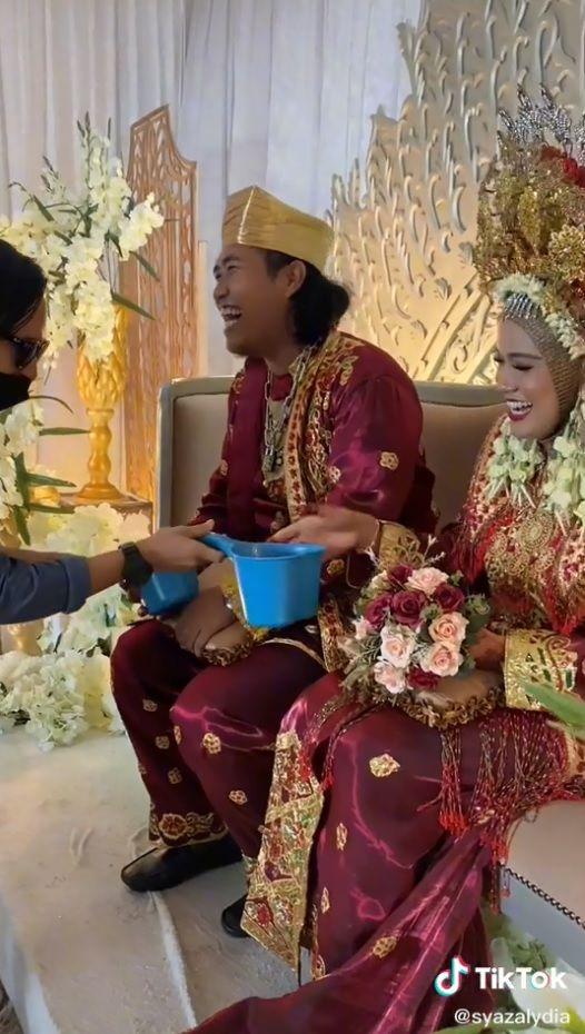 Chú rể cười ngoác miệng với quà cưới từ đám hảo bạn thân-2