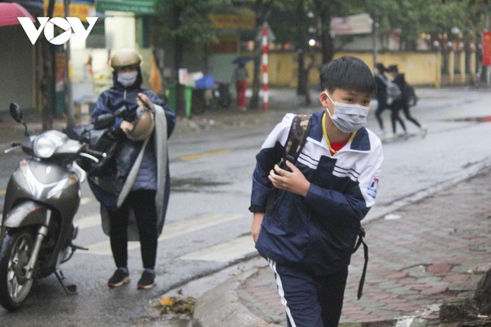 Theo ghi nhận, trong sáng nay mặc dù xuất hiện mưa phùn, rét đậm nhưng hầu hết học sinh đều đến trường đúng giờ. Vui mừng, phấn khởi là tâm trạng chung của cả thầy và trò trường THCS Lê Hồng Phong sau nhiều ngày tạm dừng đến trường.