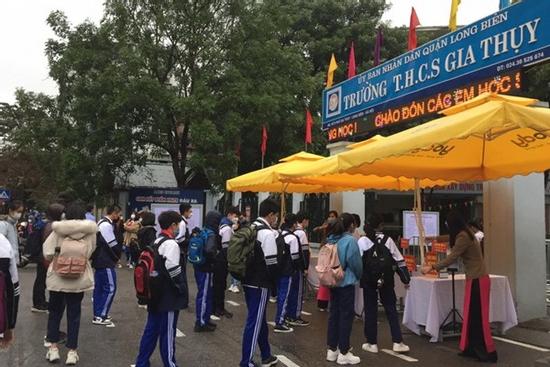 Học sinh Hà Nội háo hức, đội mưa đến trường từ sáng sớm