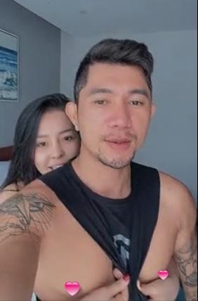 Ngân 98 livestream vạch áo lộ điểm nhạy cảm của Lương Bằng Quang-2