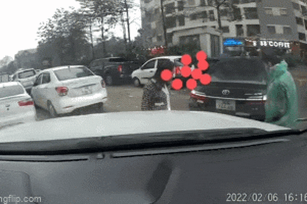 Rùng mình thanh niên mất lái ngã ra đường, ô tô cán tử vong-1