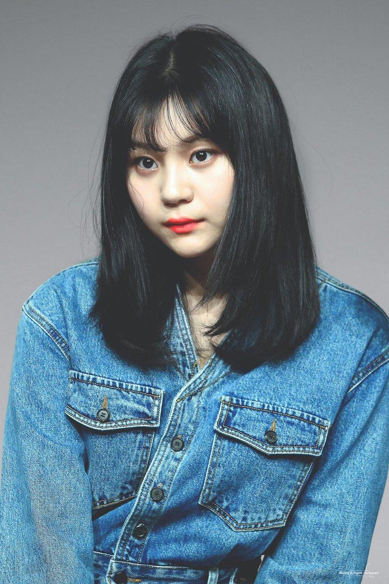 Nói đến những cô nàng idol giàu có không thể bỏ qua Umji (Gfriend). Cô là con gái út của gia đình 3 anh chị em thuộc tầng lớp khá giả. Bố của nữ ca sĩ là nha sĩ, ông là chủ sở hữu 1 chuỗi phòng khám nha khoa với tổng cộng 45 chi nhánh trên toàn quốc (Hàn Quốc). Được biết khi còn là thực tập sinh, cô nàng thường xuyên sử dụng thẻ tín dụng của bố mẹ để chiêu đãi các thành viên còn lại trong nhóm.