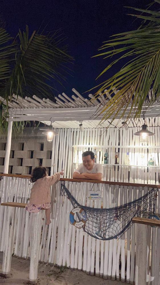 Dân mạng sợ hết hồn khi Trường Giang để con vắt vẻo trên ghế cao-1