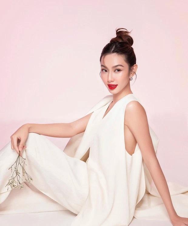 Thùy Tiên thả rông khoe vòng 1 cực khét đầu năm-2