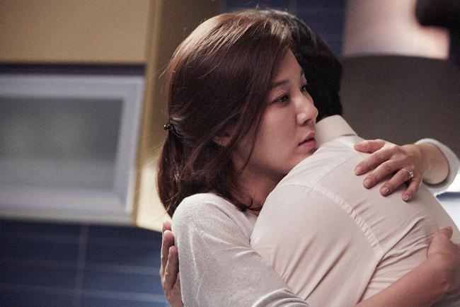 Lên đồ cho chồng du xuân, phát hiện chuyện lạ từ bộ đồ cất trong vali-1