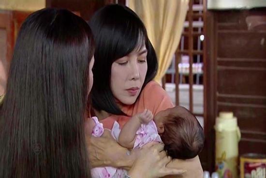 Cháu vừa sinh đỏ hỏn, mẹ chồng cắt tóc mang xét nghiệm ADN