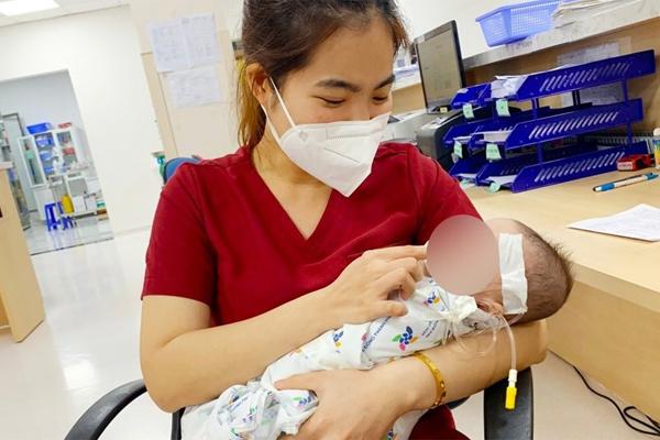 Té võng ngã, bé gái 4 tháng tuổi bị dạ dày chui lên lồng ngực-1