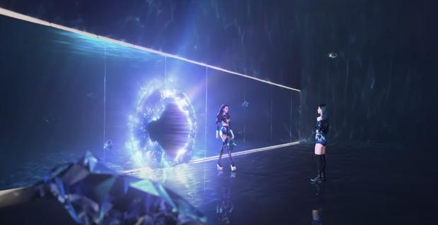 Đàn em TWICE vừa tung teaser đã bị tố bắt chước khắp nơi-5