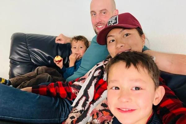 Cô bé Hmông hành động lạ sau màn khoe bồ và 2 con tình cảm-5