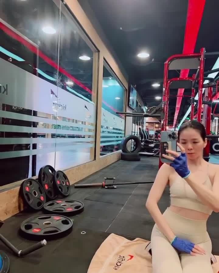 Vẫn uốn éo ở phòng gym, Lệ Quyên lại được khen vì 1 hành động-3