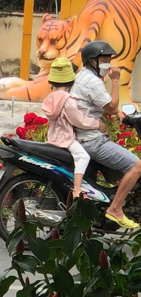 Ông bố ở Đồng Nai bắt hổ về nhà cho con chơi đỡ phải ngó-1