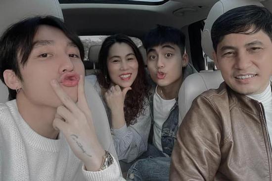 Em trai Sơn Tùng pose dáng khiến phụ huynh phải vào bình luận
