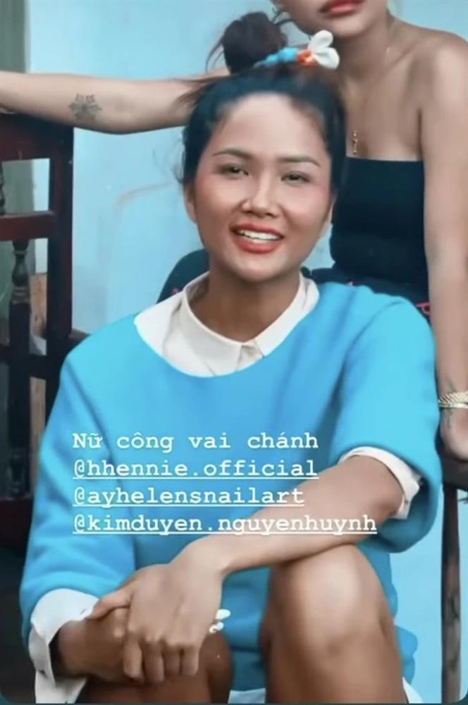 1 bộ đồ 2 thái cực: HHen Niê phút trước xịn sò, phút sau hài hước-3