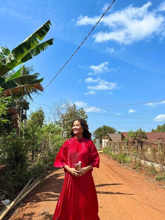 1 bộ đồ 2 thái cực: HHen Niê phút trước xịn sò, phút sau hài hước-7