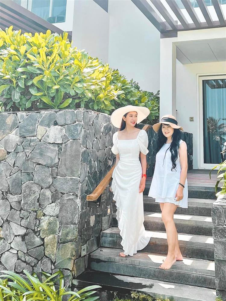 Mẹ vợ Lý Hải U70 vẫn chơi style thiếu nữ, trông ra sao?-2