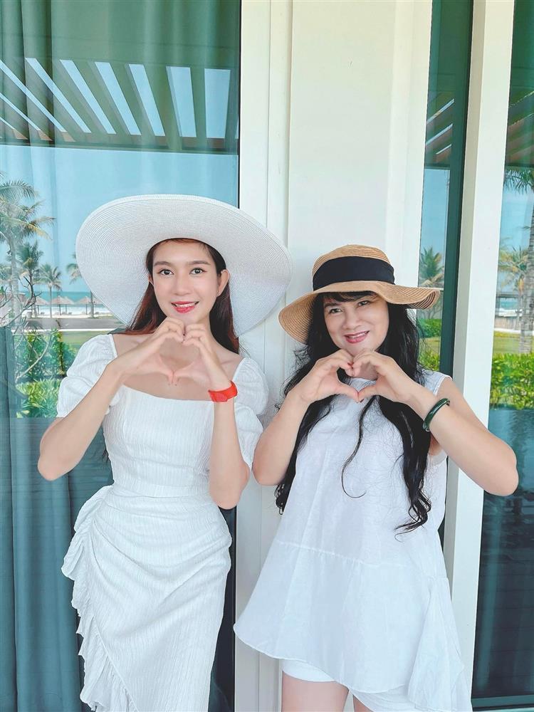 Mẹ vợ Lý Hải U70 vẫn chơi style thiếu nữ, trông ra sao?-7