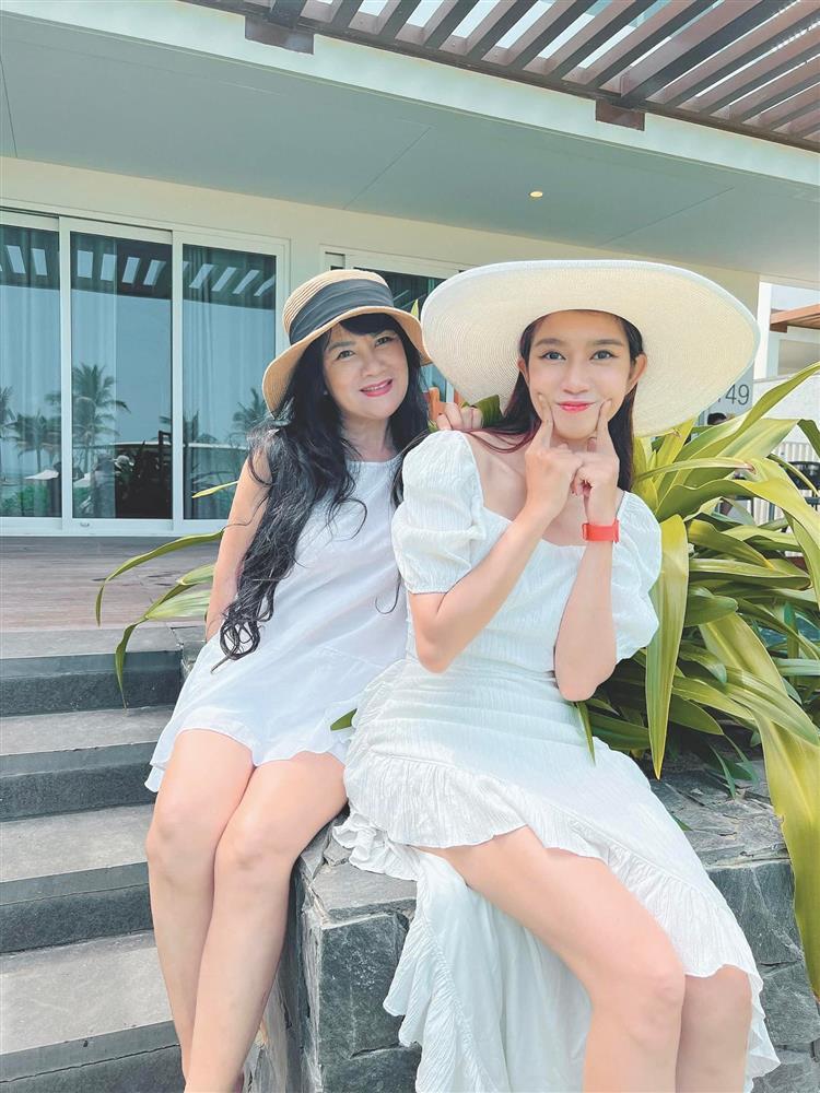 Mẹ vợ Lý Hải U70 vẫn chơi style thiếu nữ, trông ra sao?-6