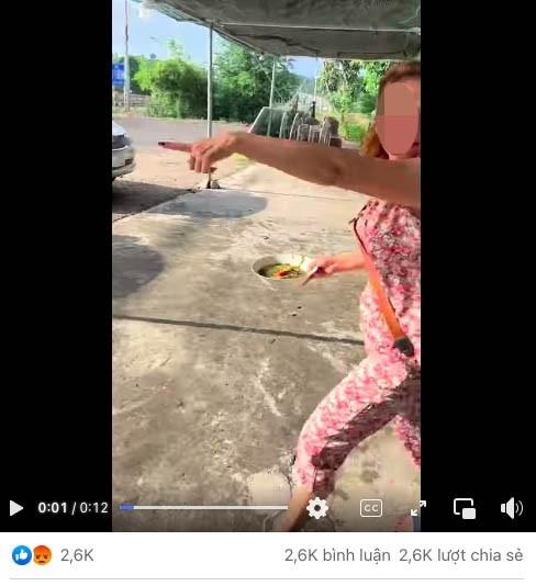 Clip: Tự thêm món ép khách trả tiền, nữ chủ quán còn tạt nước canh-1