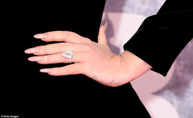 HOT: Adele khoe nhẫn kim cương khủng, sắp có siêu đám cưới sắp?-5