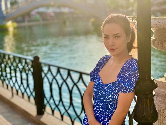 MC kiêm diễn viên Đan Lê qua ống kính của chồng. Ở tuổi 39 và đã có hai con, cô vẫn được khen trẻ trung nhờ chăm chỉ luyện tập và ăn uống lành mạnh. Đan Lê cho biết càng có tuổi cô càng ý thức giữ gìn vóc dáng, sức khỏe và làm đẹp từ bên trong. Cô sắp tái xuất khán giả truyền hình với một vai khách mời trong phim "Anh Có Phải Đàn Ông Không".